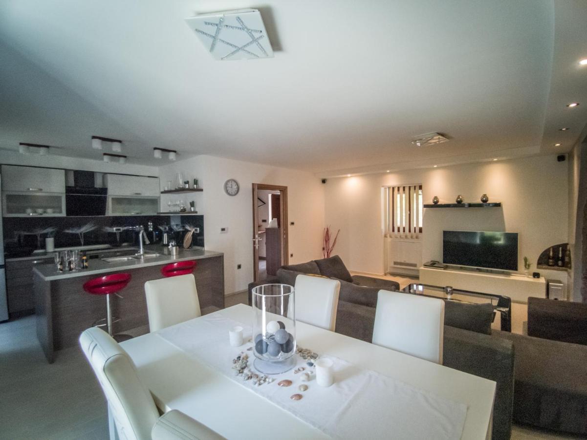 Holiday House Tos-Vila With Heated Pool Vrbnik  Esterno foto